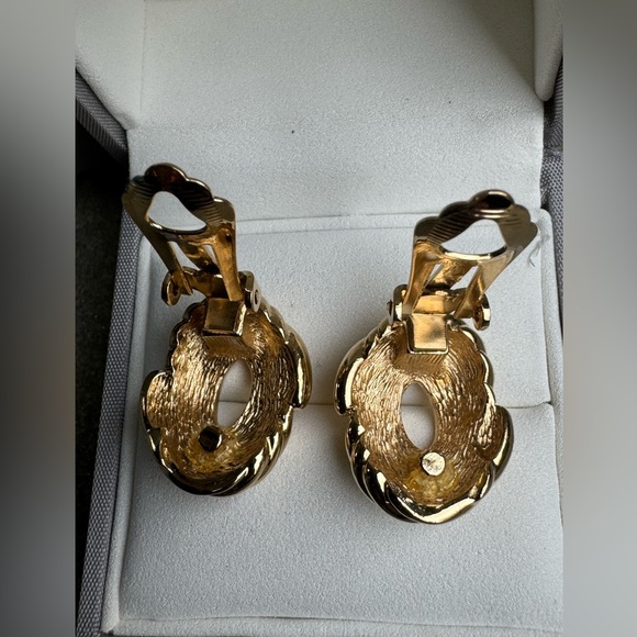 Christian Dior Gold Tone Twist Clip Earrings With Box - Picture 4 of 7